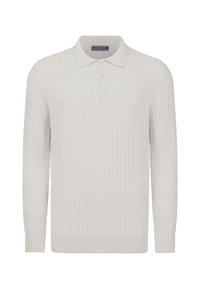 Suéter blanco de punto trenzado con cuello tipo polos, tapeta de tres botones y puños y dobladillo acanalados, confeccionado en una suave tela texturizada.