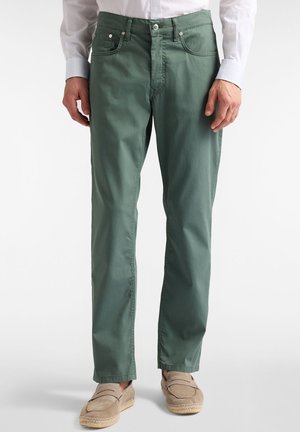 Groene katoenen broek met een rechte pasvorm, voorzien van steekzakken aan de voorkant, een knoop-ritssluiting en een subtiele textuur. Geaccentueerd met zilverkleurige details.