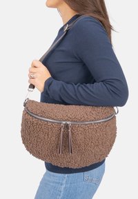 Seasons of April FLUFFY - Umhängetasche - schoko