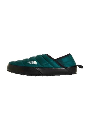 Zapatilla verde acolchada de tipo slip-on con suela negra y lazo en el talón, con el logo de The North Face en el lateral.