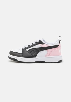 Sneakers in pelle bianca e nera con dettagli rosa, caratterizzati da una parte superiore testurizzata, punta tonda, chiusura con lacci e suola in gomma.