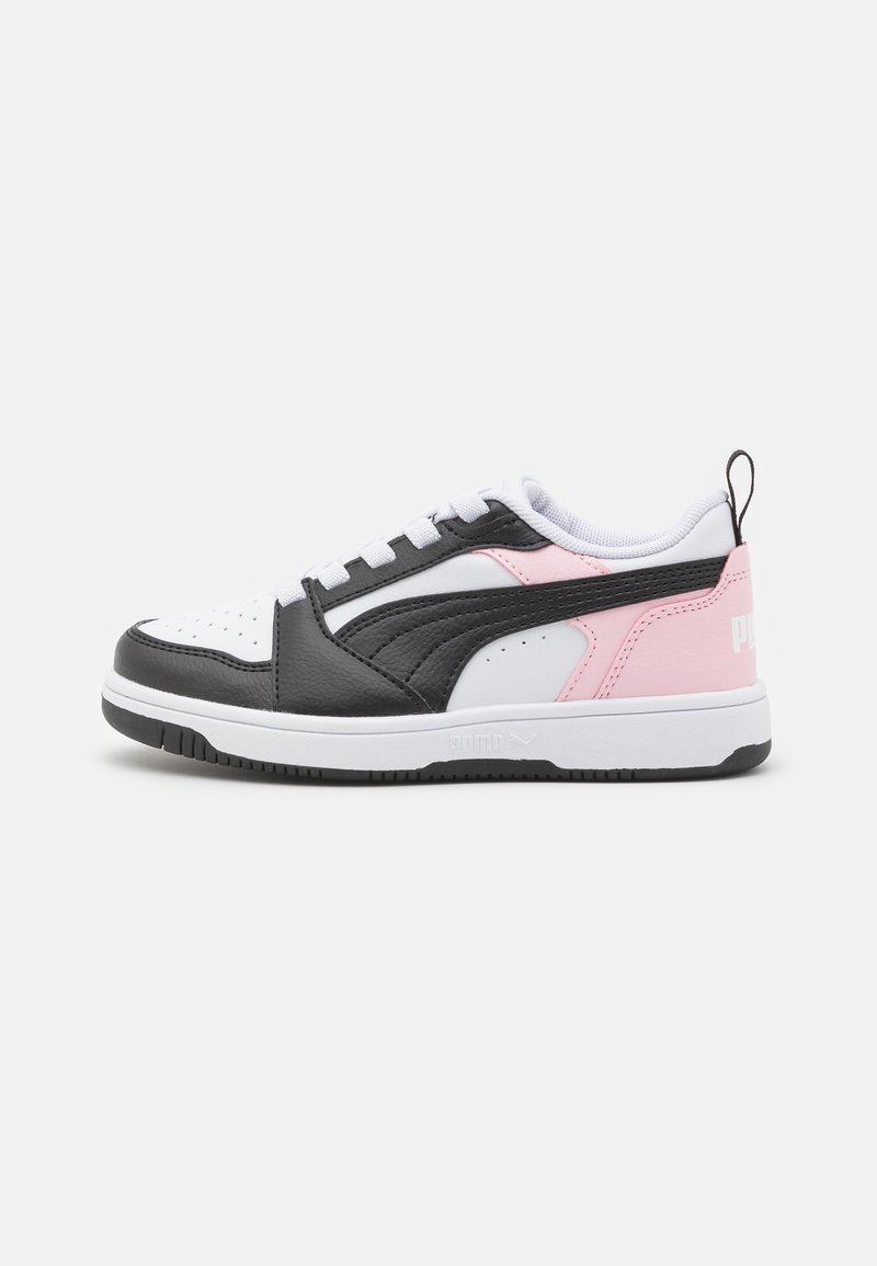 Schwarz-weiße Ledersneaker mit rosa Akzenten, ausgestattet mit einem strukturierten Obermaterial, runder Zehenpartie, Schnürverschluss und einer Gummisohle.