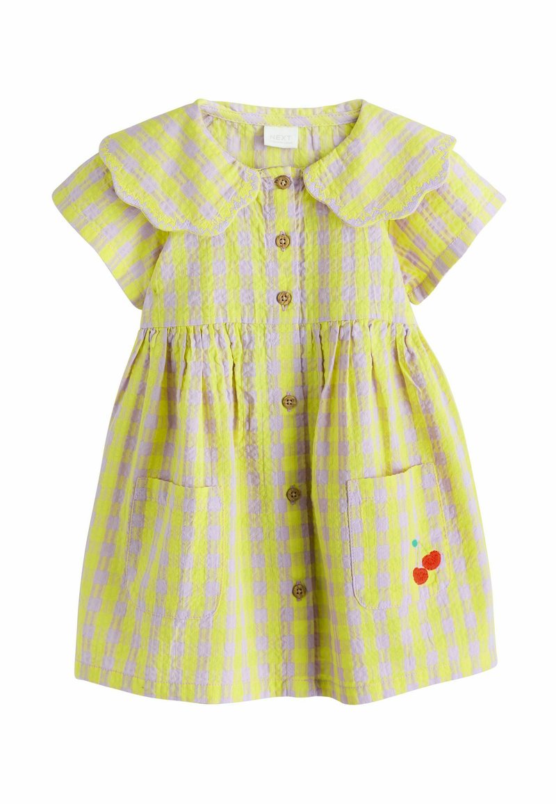 Vestido a cuadros amarillo y lavanda con mangas cortas, cuello con bordes ondulados, botones de madera, dos bolsillos y cerezas bordadas en un bolsillo.