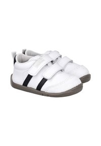 Zapatos infantiles blancos con un upper texturizado, dos correas de Velcro, rayas laterales negras y una suela de goma gris.