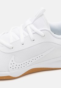 Nike Performance OMNI MULTI-COURT - Träningsskor - white/pure platinum/light smoke grey
