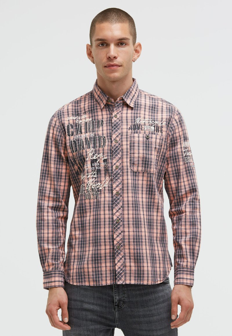 Langärmliges, knopfbares Hemd mit einem pinken und marineblauen Karomuster, mehreren grafischen Drucken und einer einzelnen Vorderasche.