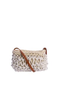 Bolso de mano tejido de cuerda color crema con grandes lazos y una correa de hombro de cuero marrón sobre fondo blanco.