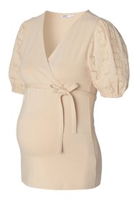 Zwangerschaps top in lichtbeige, met een wikkeldesign, elastische pofmouwen met oogjesdetails en een strikceintuur in de taille.
