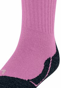 Różowa skarpetka z prążkowaną teksturą i czarnym wzorem na palcach. Skupia się na komforcie i stylu podczas aktywności na świeżym powietrzu.