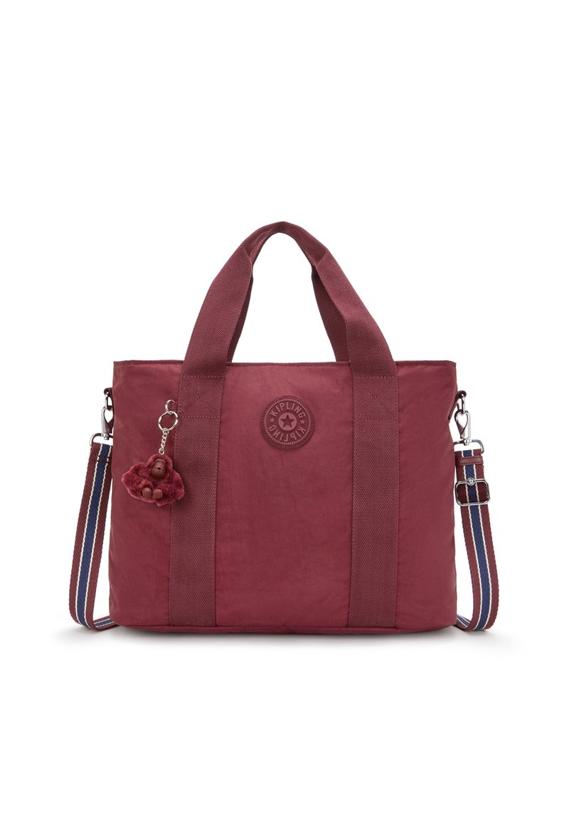 Mørkerød totebag lavet af tekstureret stof med dobbelte håndtag, aftagelig stribet skulderrem og en fluffy abe-charme fastgjort. Rund logo-detalje.