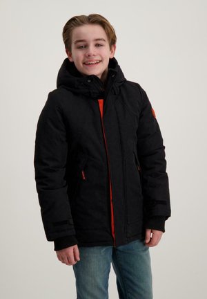 Zwarte hooded jack met rode accenten, met een ritssluiting aan de voorkant, zijzakken en een gestructureerde stof. Draag het over een zwart shirt en denim jeans.
