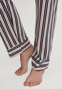 Gestreepte pyjamabroek van zacht materiaal, met verticale lijnen in bordeauxrood, teal en wit. Voorzien van een omgeslagen zoom en een comfortabele pasvorm.