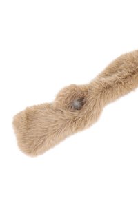 Sciarpa in pelliccia morbida di un marrone chiaro con un design ad anello per essere fissata intorno al collo, isolata su sfondo bianco.