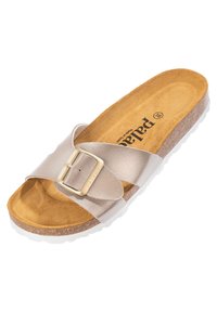 Sandalo slide in argento metallico con una larga fascia, accentato da una fibbia dorata, soletta in sughero e suola bianca testurizzata.