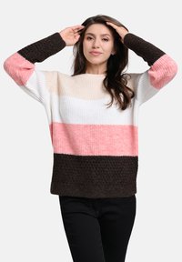 Der Strickpullover hat horizontale Streifen in Beige, Weiß, Pink und Dunkelbraun; das Gewebe ist strukturiert und hat gerippte Ärmel.