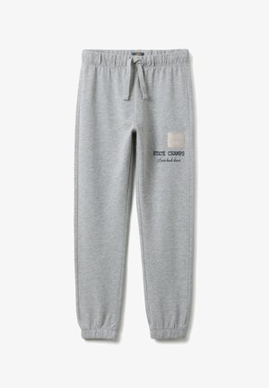 Pantalon de survêtement gris avec taille élastique, cordon ajustable et ourlets côtelés. Présente le texte "STATE CHAMPS" et un petit écusson en tissu.