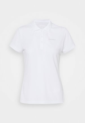 Bílá polo tričko vyrobené z bavlněné směsi, s tříknoflíkovou légou, krátkými rukávy a jemným logem na hrudi.