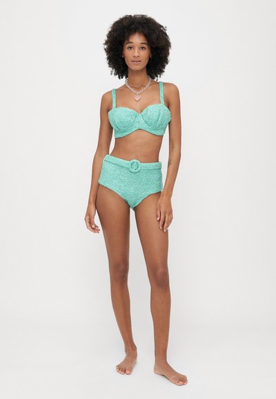 Conjunto de biquíni turquesa com glitter, apresentando um top de sutiã estruturado e acolchoado com alças largas e um fundo de cintura alta acentuado por um cinto.