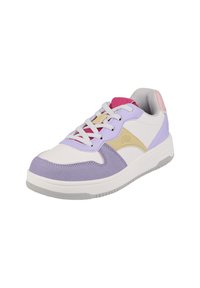 Zapatilla morada, blanca y dorada con parte superior de cuero y ante, diseño con cordones, cuello acolchado y suela de goma texturizada.