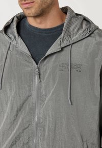 Guess EFFETTO STROPICCIATO - Kapucnis pulóver - grau