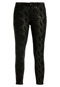 Jeans negros ajustados con un patrón texturizado de piel de serpiente, que cuentan con un diseño clásico de cinco bolsillos y un cierre con botón en la parte delantera.