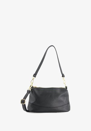 Sac à main en cuir noir avec fermeture éclair, surface texturée et bandoulière réglable. Équipé de finitions en métal doré et d'un design incurvé.
