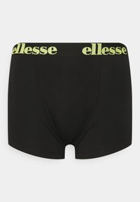 Svarta boxerunderkläder med en stretchig elastisk midjeband som har en gul "ellesse"-logotyp, slät tygkvalitet och en åtsittande design.