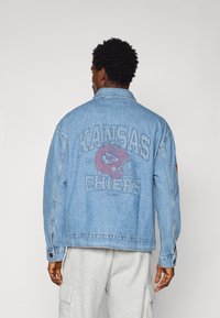 New Era - NFL KANSAS CITY CHIEFS JACKET - Club wear - blue denim Thumbnail Image 1