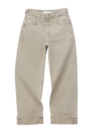 Beżowe jeansy o prostych nogawkach, skrócone, z podwiniętymi mankietami, z przodem zapinanym na guzik i suwak oraz z pięcioma kieszeniami.