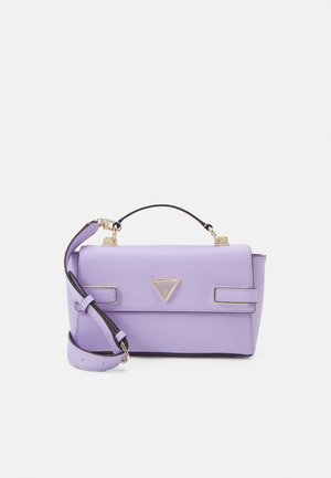 Bolso rectangular color lavanda con asa superior y correa ajustable para el hombro, que presenta una placa triangular dorada con el logo en la solapa frontal.