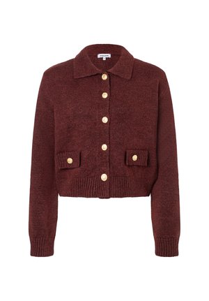 Knopfverschluss, verkürzter Cardigan in dunklem Maroon-Strick mit Kragen, langen Ärmeln, geripptem Saum und zwei kleinen vorderen Taschen mit goldenen Knöpfen.