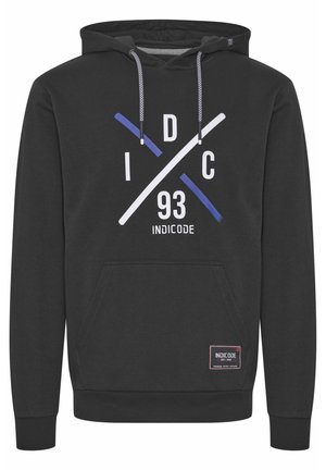 Felpa nera con tasca frontale, lacci grigi e un design stampato con linee diagonali blu e bianche recanti "INDICODE 93".