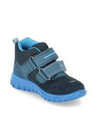Dunkelblauer Kinderschuh mit atmungsaktivem Mesh-Obermaterial, Wildledereinsätzen und zwei verstellbaren Klettverschlüssen. Verfügt über eine strukturierte Gummisohle.