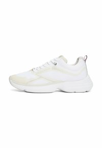 Scarpe sportive bianche con upper in mesh, accenti testurizzati e suola ammortizzata. Presenta sovrapposizioni in tonalità e un sistema di allacciatura per una vestibilità sicura.