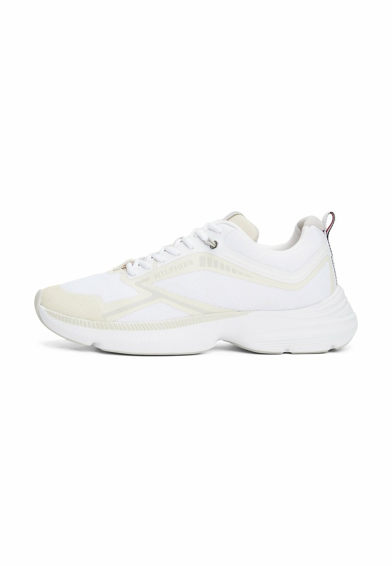 Scarpe sportive bianche con upper in mesh, accenti testurizzati e suola ammortizzata. Presenta sovrapposizioni in tonalità e un sistema di allacciatura per una vestibilità sicura.