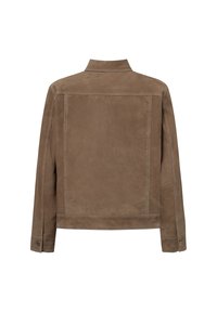 Hnědá surová kůže s čistým designem, s vyvýšeným límcem, přímým střihem a viditelným kontrastním švem, bez kapes.