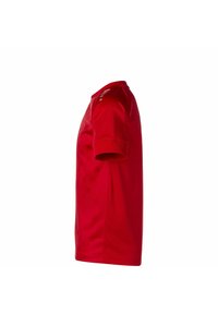 Maglietta sportiva rossa a maniche corte realizzata in tessuto traspirante, con collo a giro e un sottile motivo a scacchi su un lato.