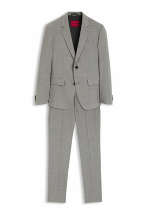 Traje de dos piezas color gris claro con blazer de solapa con muesca, dos bolsillos delanteros con solapa, botones negros y pantalones a medida a juego.