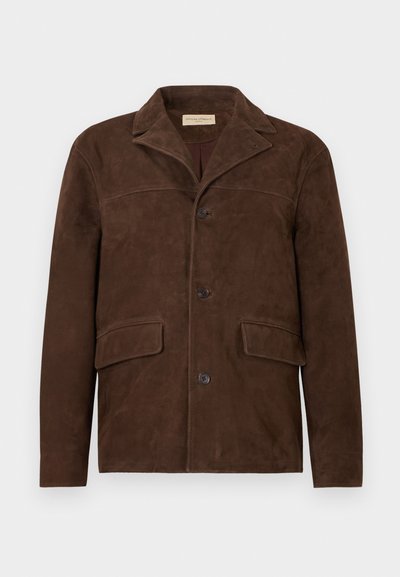 Καφέ σατέν ανδρικό σακάκι με γιακά notch, τρία εμπρόσθια κουμπιά και δύο τσέπες με καπάκι στο ύψος των γοφών.