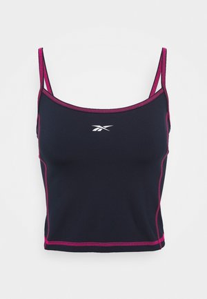 Czarny sportowy crop top z różowymi przeszyciami i cienkimi ramiączkami, z białym logo Reebok na piersi.