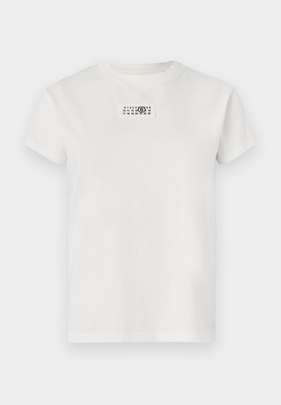 Biele bavlnené tričko s okrúhlym výstrihom a krátkymi rukávmi. Na prednej strane pri výstrihu sa nachádza obdĺžnikový čierny grafický potlač zobrazujúci čísla.