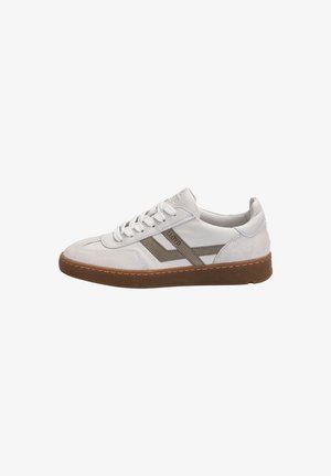 Scarpa da ginnastica bianca bassa con suola marrone, strisce laterali grigie, chiusura con lacci e dettagli in suede su punta e tallone.