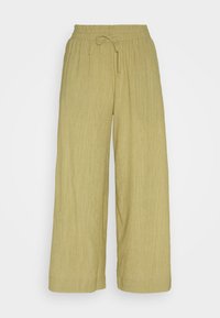 Pantalon ample vert olive clair avec taille élastique et cordon à l'avant, fabriqué en tissu léger texturé.