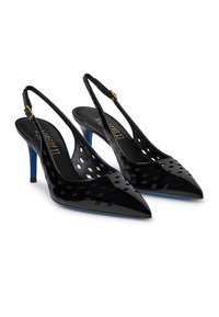 Décolleté in vernice nera con tacco a slittamento, punte affusolate e motivi geometrici ritagliati, con accenti blu sui tacchi e dettagli in oro.