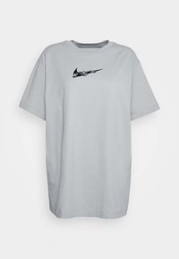 Grå kortärmad t-shirt i bomull, med en central grafisk design med svarta och rosaröda detaljer på framsidan.