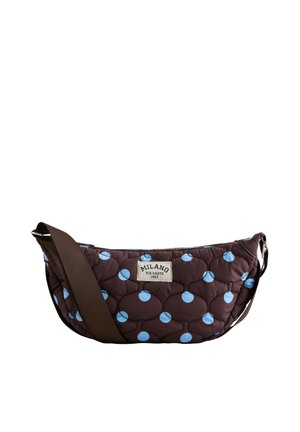 Gewatteerde bruine crossbodytas met blauwe polkadots, verstelbare bruine riem en een Milano Via Dante 1982 label aan de voorkant.