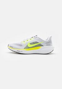 AIR ZOOM PEGASUS 41 - Laufschuh Straße - white/volt black