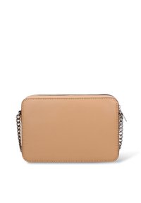 Borsa in pelle color cuoio con forma rettangolare, dotata di tracolla a catena argentata e chiusura a zip sulla parte superiore, design minimalista.