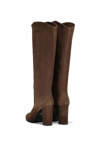 Bruine suede kniehoge laarzen met een slank design, een afgeronde neus en een Chunky hak, met een gladde textuur en minimale accenten.