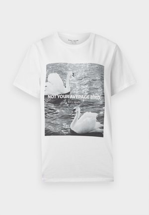 Biela košeľa s krátkym rukávom s čiernobielou potlačou dvoch labutí na vode a textom "NIE SI BEŽNÝ VTÁK."